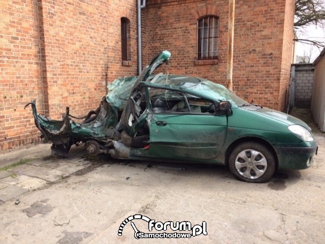 Rozbity Renault Scenic