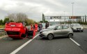 Kolizja kilku samochodów na drodze trzypasmowej