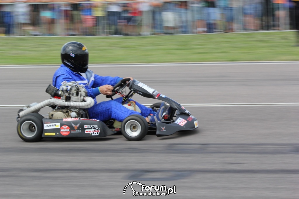 Gokart podczas jazdy na pasie startowym