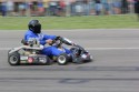 Gokart podczas jazdy na pasie startowym