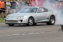 Toyota Supra, palenie gumy i rozgrzewanie opon