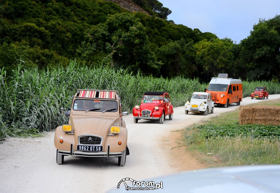 Citroeny 2CV, piaszczysta droga