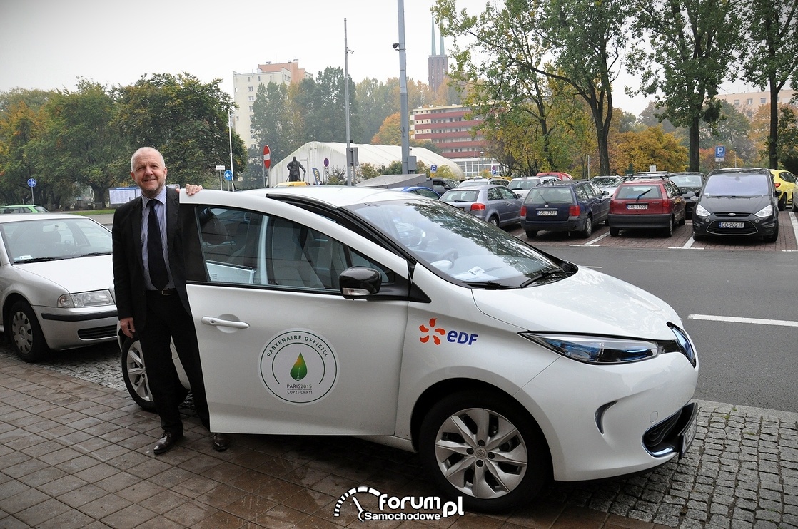 Marek Stępa odbiera samochód elektryczny Renault ZOE
