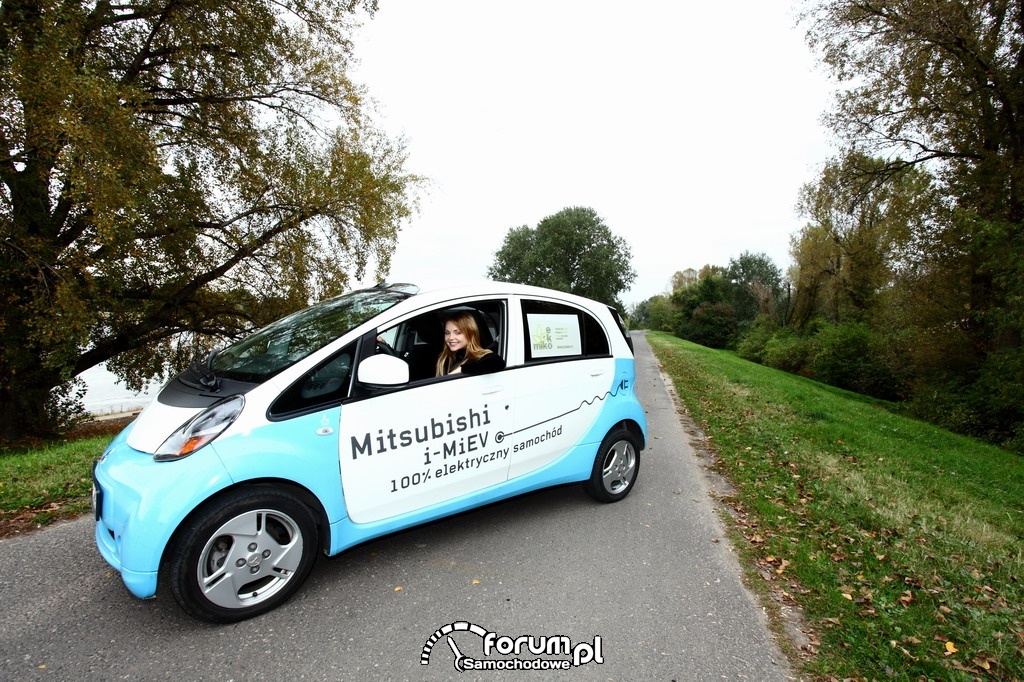 Mitsubishi i-MiEV 100% elektryczny samochód, Izabella Miko
