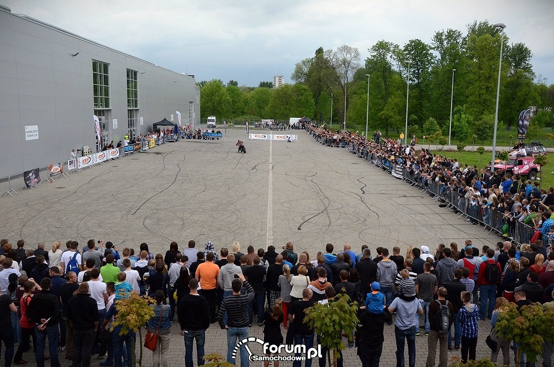 Pokazy akrobatycznej jazdy na motocyklach