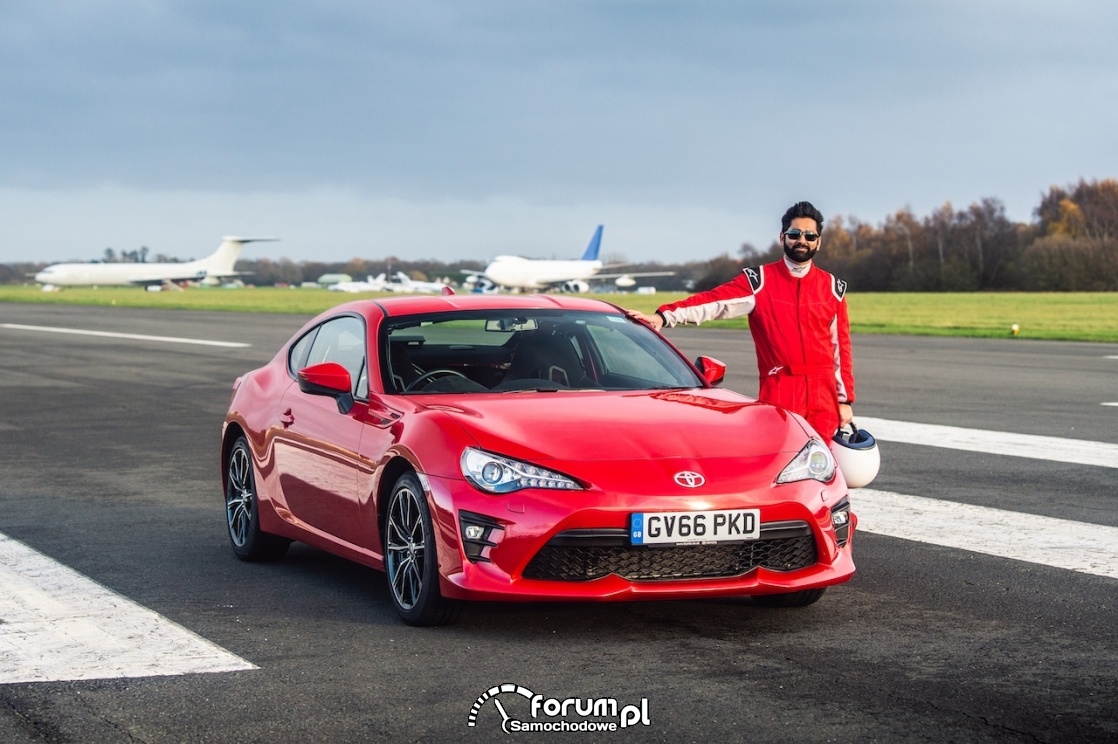 Toyota GT86, tor Top Gear, a w środku… niewidomy kierowca!
